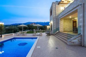 Bazén v ubytování Rodi Stone Villa nebo v jeho okolí