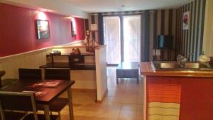 Kuchyň nebo kuchyňský kout v ubytování Le Refuge