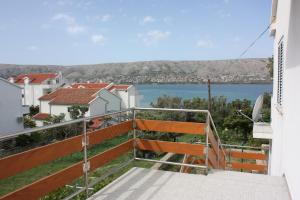 ein Blick auf das Wasser vom Balkon eines Hauses in der Unterkunft Apartment Pinta in Pag