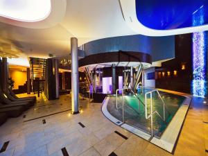 Bazén v ubytování Blue Diamond Hotel Active SPA nebo v jeho okolí