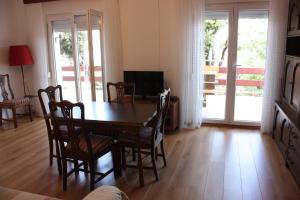 ein Esszimmer mit einem Holztisch und Stühlen in der Unterkunft Apartment Pinta in Pag