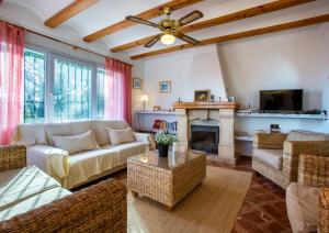 uma sala de estar com um sofá e uma lareira em Amapola 8 em Jávea