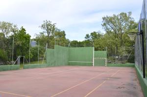 Facilități de tenis și/sau squash la sau în apropiere de Camping El Pinajarro