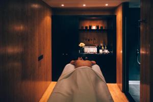 una persona en una bañera en una habitación en Rosewood London, en Londres