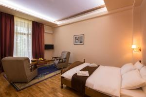 TV a/nebo společenská místnost v ubytování Olympia Garden Hotel