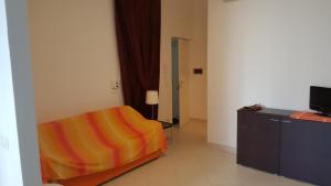 Una habitación con una cama y un televisor. en Le Case di Giorgia, en San Vito lo Capo