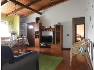 La Casa Verde في لاس كاسَس: غرفة معيشة مع أريكة وغرفة طعام