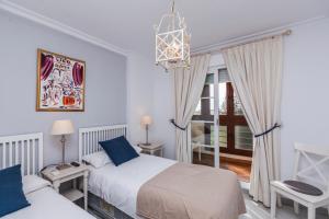 Łóżko lub łóżka w pokoju w obiekcie Señorío de Aloha Apartahotel