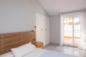 Łóżko lub łóżka w pokoju w obiekcie Señorío de Aloha Apartahotel