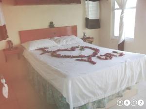 a bed with the word written on it at La Cabaña del Lago in Catemaco