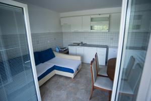a small room with a bed and a kitchen at Hostel Larisa in Banja Luka