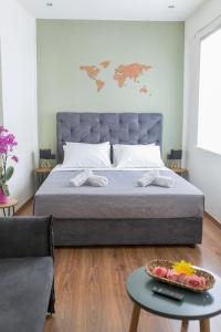 Un ou plusieurs lits dans un hébergement de l'établissement The Athens Version Luxury Suites