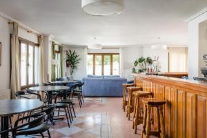 Un restaurante o sitio para comer en Hotel Surfances