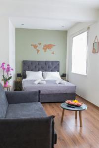 Un ou plusieurs lits dans un hébergement de l'établissement The Athens Version Luxury Suites