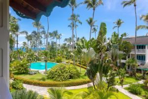 una vista aérea del complejo con piscina y palmeras en Hotel Playa Colibri, en Las Terrenas