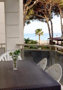 カンブリルスにあるVersailles-marのテーブルと椅子、海の景色を望むバルコニー