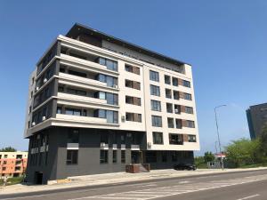un edificio alto al costado de una calle en Vlaicu Apartments, en Constanţa