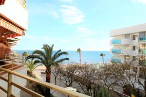 カンブリルスにあるInmoBooking Marina-Playaの建物のバルコニーからビーチの景色を望めます。