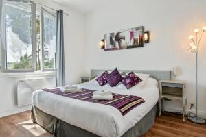 Postel nebo postele na pokoji v ubytování Logis Hôtel Emeraude des Bois