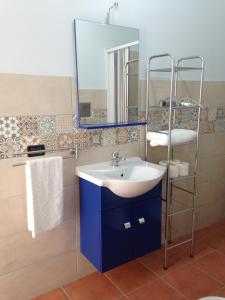 a bathroom with a sink and a mirror at Casa con vista panoramica in Sciacca