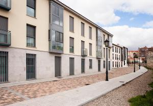 una calle vacía delante de un edificio en Yolanda en Zamora