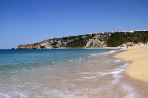ナザレにあるCasa do Terraçoの海と崖のある海岸