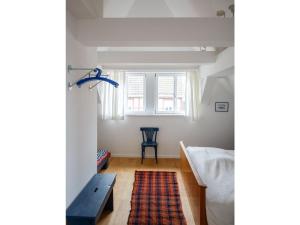 een slaapkamer met een bed, een tafel en een raam bij Haus zur Eselsbrücke in Tangermünde