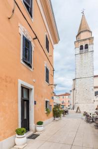 une rue avec un bâtiment et une tour dans l'établissement App Paris 2, à Umag