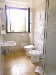 Kylpyhuone majoituspaikassa Albergo Villa Riccio