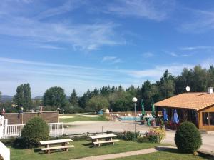 Bazén v ubytování Camping Porte des Vosges nebo v jeho okolí