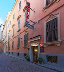budynek ze znakiem na poboczu ulicy w obiekcie Best Western Hotel Libertà w mieście Modena