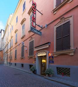 un bâtiment avec un panneau sur le côté d'une rue dans l'établissement Best Western Hotel Libertà, à Modène