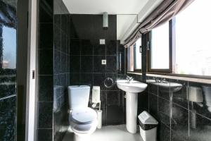 a bathroom with a toilet and a sink at Guest House Porto Clerigus in Porto