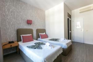 a room with two beds in a room at Guest House Porto Clerigus in Porto