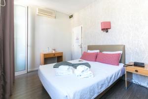 a bedroom with a bed with towels on it at Guest House Porto Clerigus in Porto