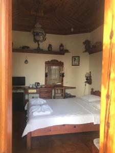 Schlafzimmer mit einem großen weißen Bett und einem Schreibtisch in der Unterkunft Asur Hotel & Aparts & Villas in Dalyan