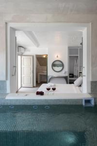 una camera d'albergo con piscina di fronte a una camera da letto di Villa Galinia ad Akrotírion