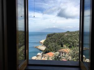 ソレントにあるMaison del Mare Sorrento.の窓から海の景色を望めます。