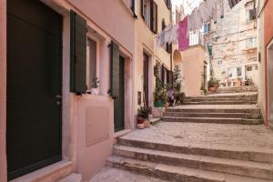 un vicolo in un centro storico con porta e scale di Apartments Stube 4 a Rovigno (Rovinj)