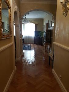 Telewizja i/lub zestaw kina domowego w obiekcie GoldStar Luxury Old Town Krakow Apartment