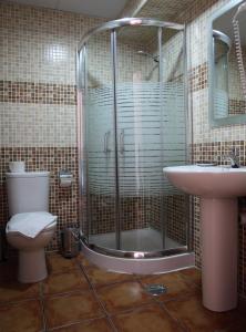 Bilik mandi di Hostal Palomares