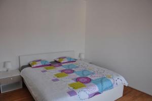Postel nebo postele na pokoji v ubytování Apartments Maja Lopar