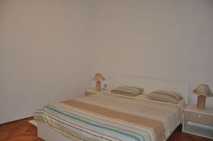 Postel nebo postele na pokoji v ubytování Apartments Maja Lopar