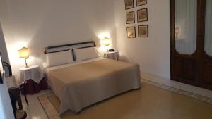 a hotel room with a bed and a lamp at Hotel Santa Marina Antica Foresteria in Santa Marina Salina