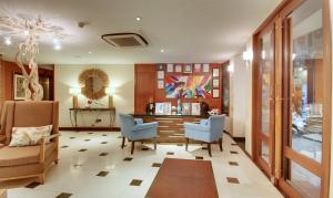 فندق ذا سومرست في مدينة ماليه: غرفة معيشة مع كرسيين ومكتب