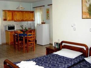 Zimmer mit einer Küche, einem Bett und einem Tisch in der Unterkunft Korali in Órmos Marathokámpou