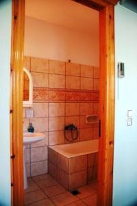 ein Badezimmer mit Badewanne und Waschbecken in der Unterkunft Korali in Órmos Marathokámpou