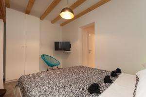 una camera con letto e sedia verde di Apartments Stube 4 a Rovigno (Rovinj)
