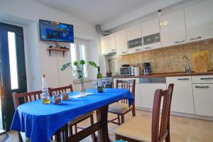 cocina y comedor con mesa azul y sillas en Apartment Mambo en Sobra