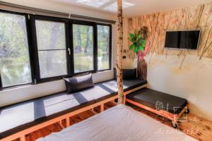 TV a/nebo společenská místnost v ubytování ArkaBarka Floating Hostel